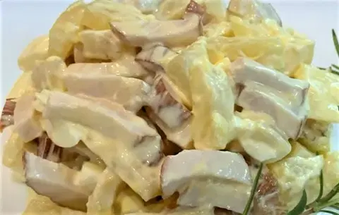 Салат с копченой курицей и ананасом