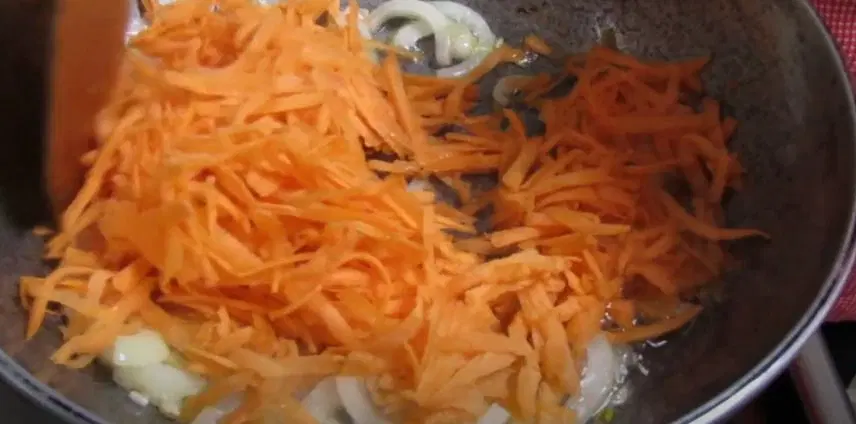 Салат Белый медведь с курагой и грецким орехом — шаг 2