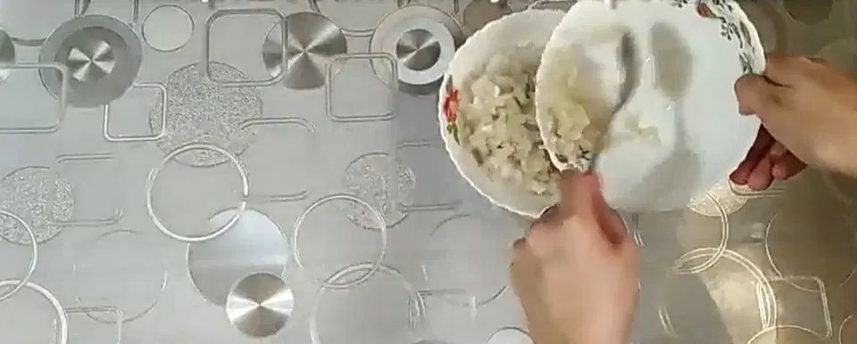 Слоеный салат с тунцом, рисом и луком — шаг 8