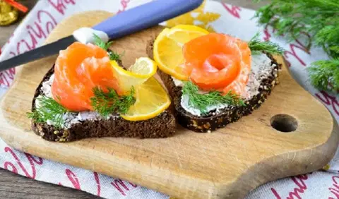 Бутерброды с красной рыбой и лимоном