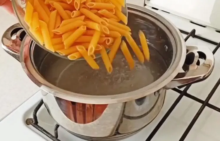 Паста в сливочном соусе с чесноком и помидорами — шаг 2