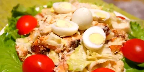 Цезарь с салатом Айсберг и куриной грудкой с анчоусами
