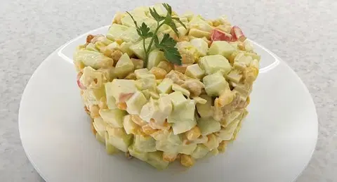 Салат с сухариками и крабовыми палочками