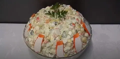 Оливье с крабовыми палочками и кукурузой