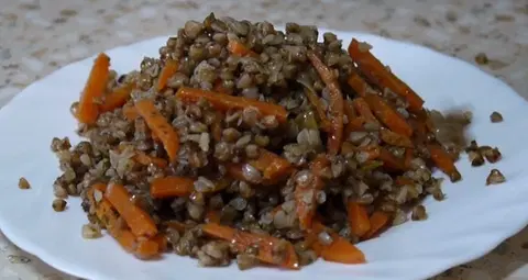 Рассыпчатая гречка, сваренная в сковороде