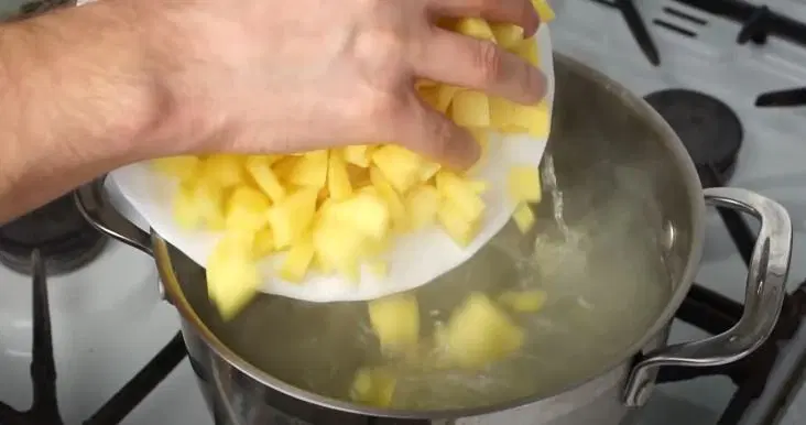 Нежный куриный суп-пюре с сыром — шаг 4