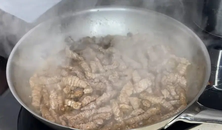 Мясо по-строгановски с грибами — шаг 1