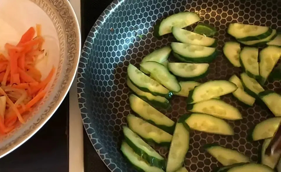Салат с фунчозой и морепродуктами — шаг 4