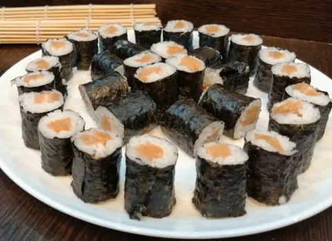 Маки-роллы с лососем
