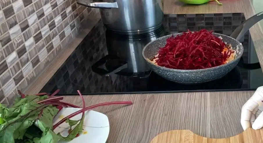 Горячий свекольник с курицей и со свекольной ботвой — шаг 2