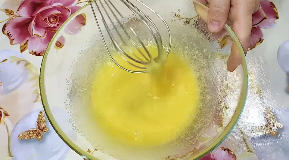Кекс с изюмом на кефире — шаг 1