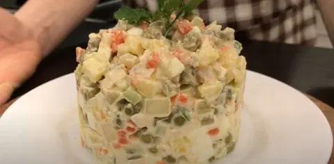 Оливье со сметаной и майонезом
