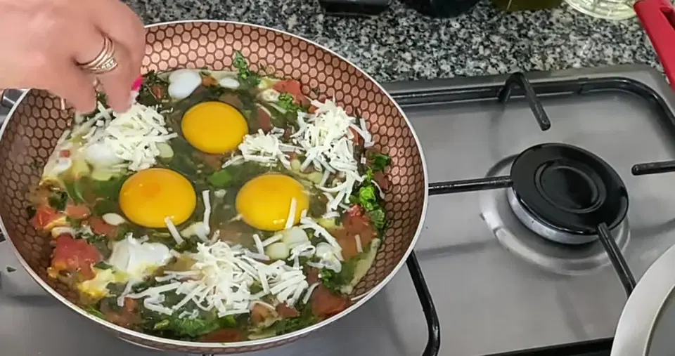 Вкусная яичница на завтрак — шаг 7