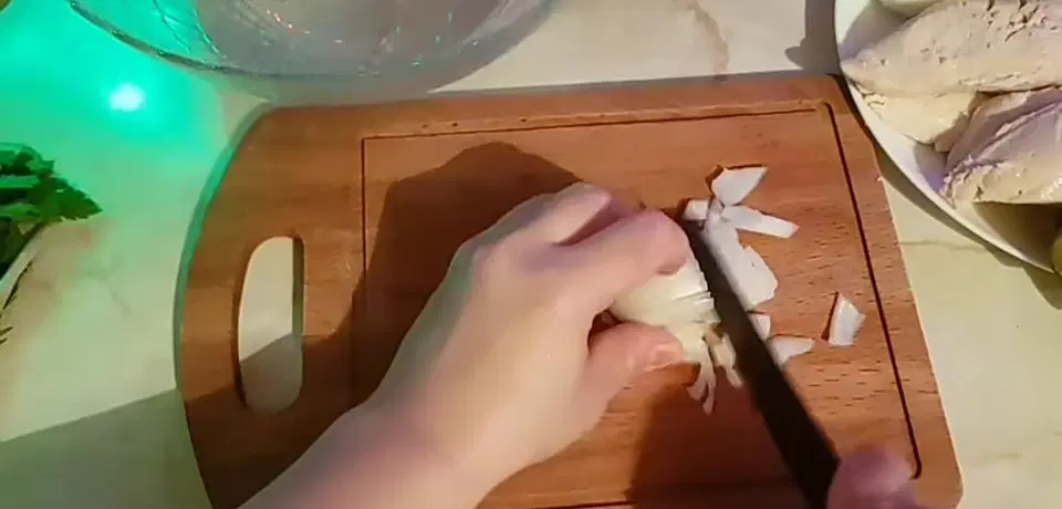 Московский салат — шаг 2