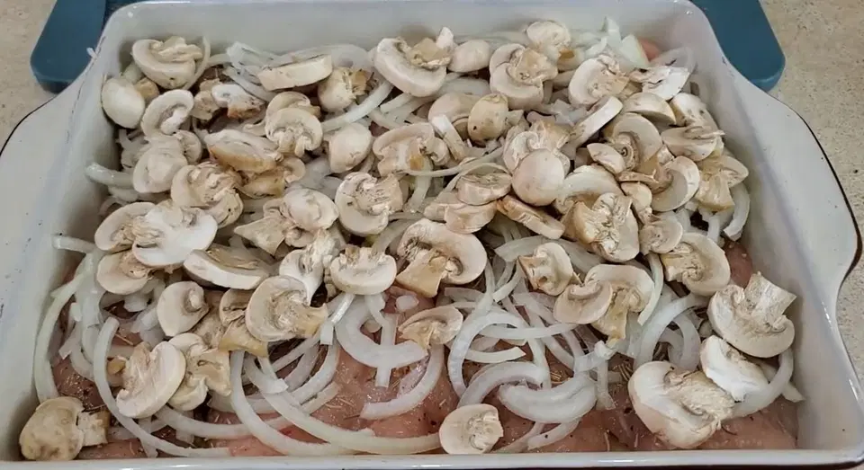 Мясо по-французски с картофелем и грибами — шаг 4
