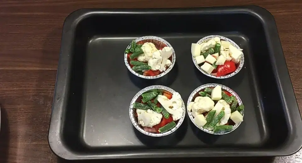 Яичница с колбасой и сыром в духовке — шаг 4