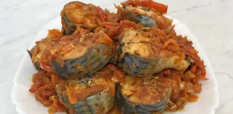 Тушенная скумбрия с овощами на сковороде