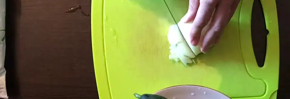 Салат с фунчозой и морепродуктами — шаг 2