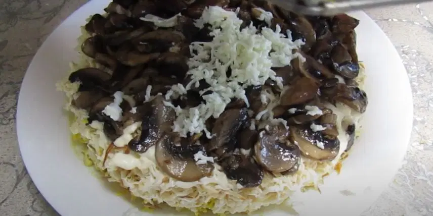 Салат Белый медведь с курагой и грецким орехом — шаг 9