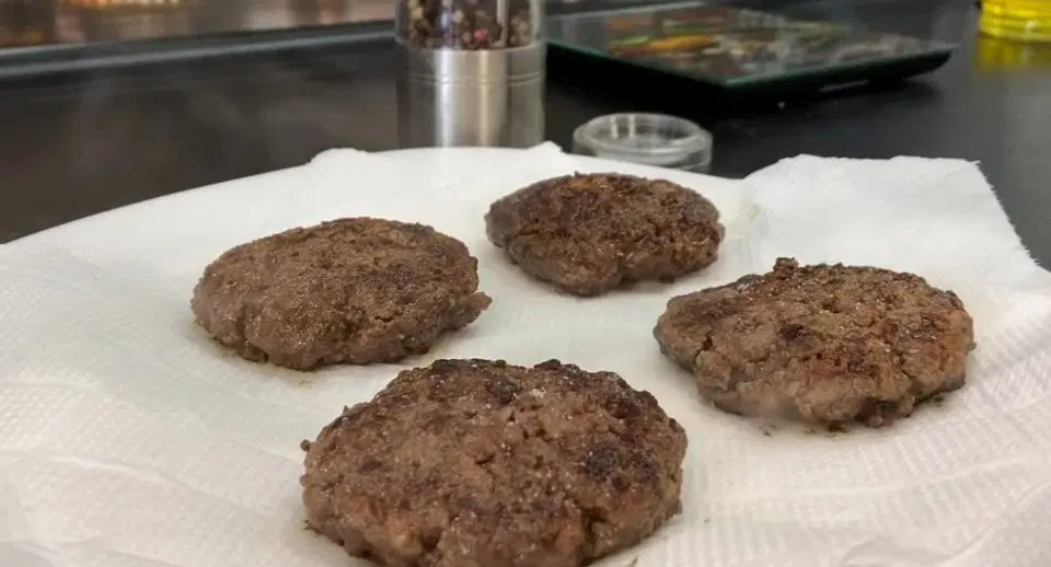 Домашние гамбургеры с маринованными огурцами — шаг 2