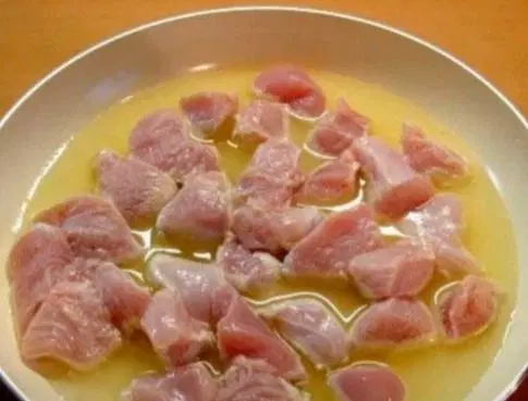 Филе индейки, тушеное со сметаной — шаг 2