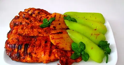 Грудка курицы на гриле с овощами