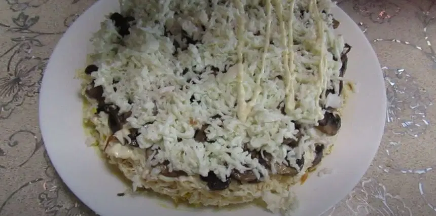 Салат Белый медведь с курагой и грецким орехом — шаг 10