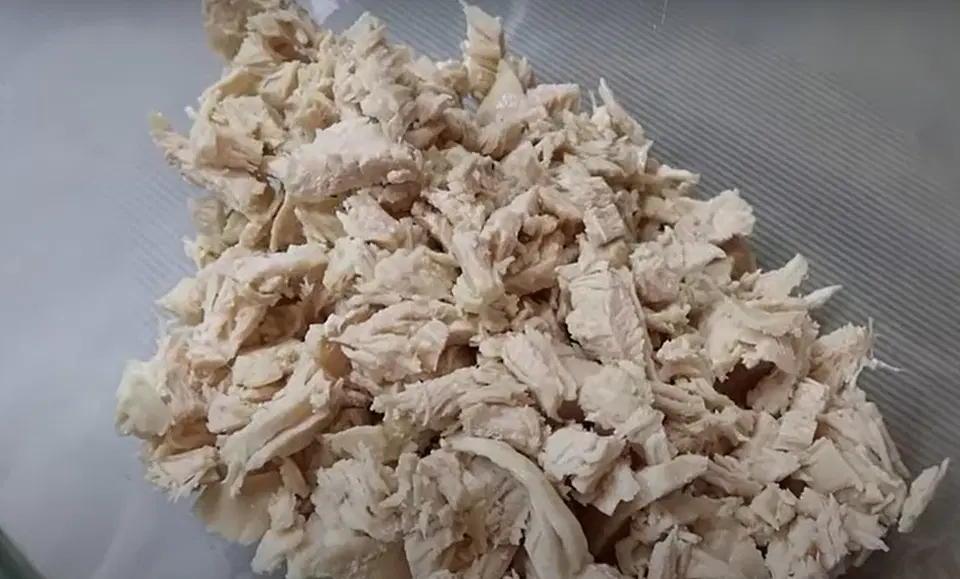 Салат с курицей, черносливом и грецкими орехами — шаг 2