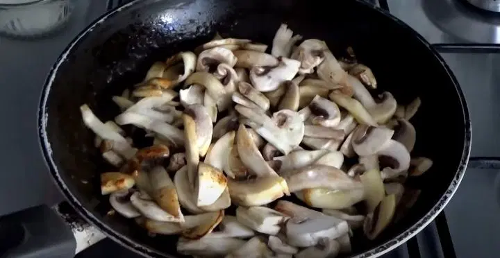 Нежный омлет с грибами, специями и сыром — шаг 1
