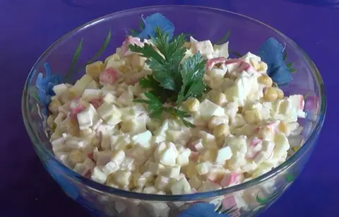 Салат с крабовыми палочками и рисом