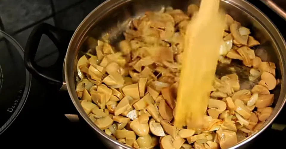 Нежный куриный жюльен с грибами и сыром — шаг 6