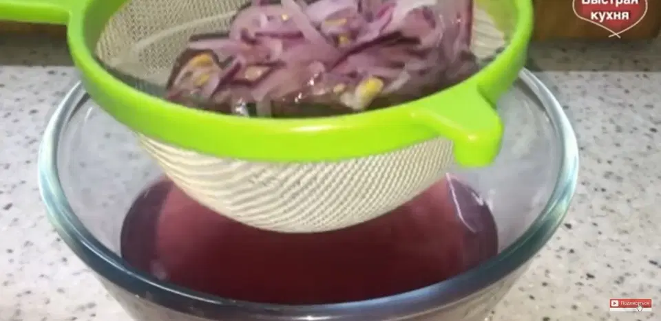 Салат с кальмарами, яблоками и сыром — шаг 6