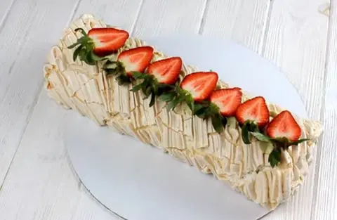 Меренговый рулет со сливочным кремом и клубникой