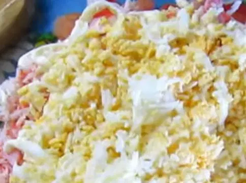 Слоеный салат с помидорами и крабовыми палочками — шаг 3
