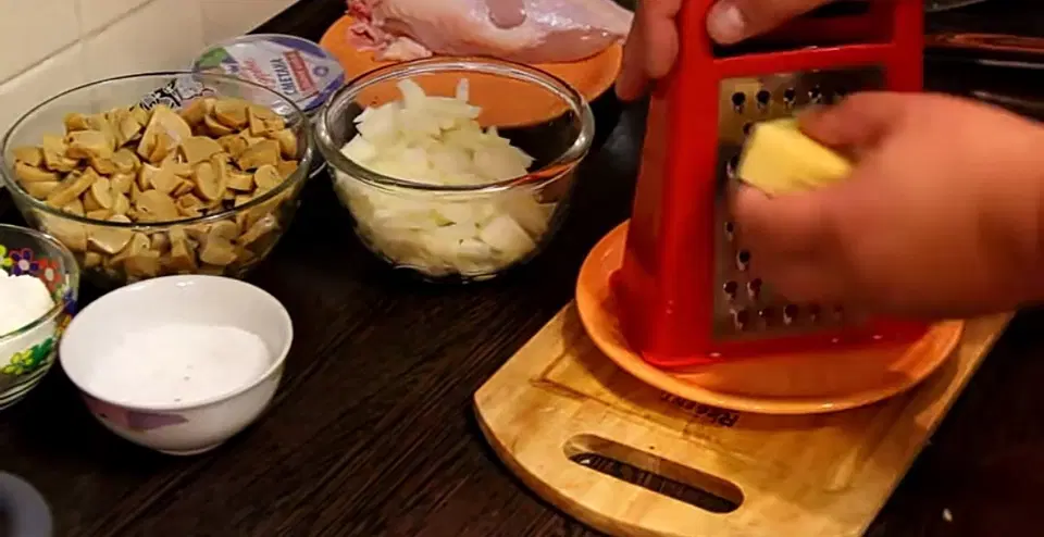 Нежный куриный жюльен с грибами и сыром — шаг 4