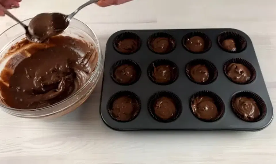 Классические шоколадные маффины с какао — шаг 8