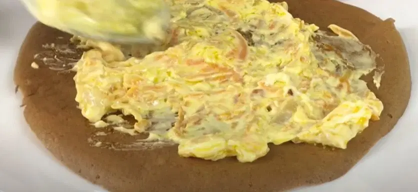 Слоеный печеночный торт с морковью и луком — шаг 5