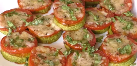 Кабачки в духовке с помидорами и сыром