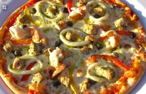 Морская пицца с морепродуктами и сладким перцем