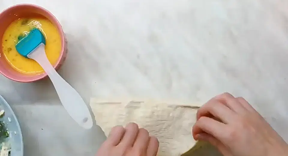 Чебуреки из лаваша с сыром на сковороде — шаг 6