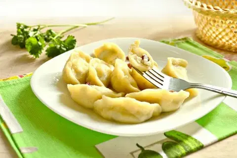 Вареники с творогом и изюмом