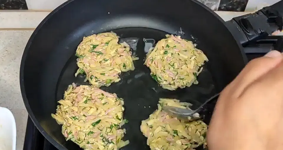 Картофельные драники с колбасой — шаг 7