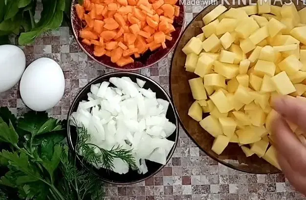 Легкий суп со щавелем и яйцом — шаг 1