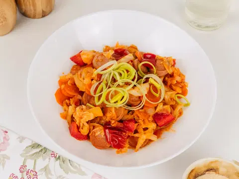 Бигус с сосисками и свежей капустой