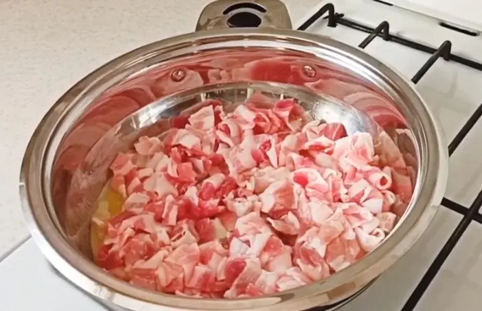Паста в сливочном соусе с чесноком и помидорами — шаг 1