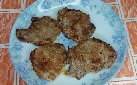 Стейк из свинины на сковороде