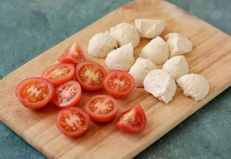 Зеленый салат с черри и кедровыми орешками — шаг 1
