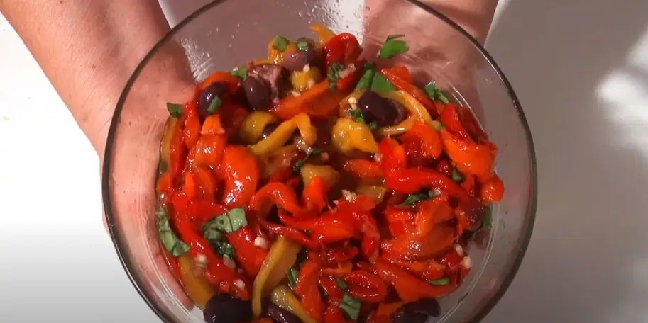 Пестрый салат из фасоли и печеного перца — шаг 9