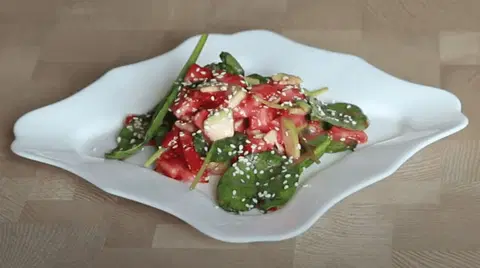 Салат с клубникой и авокадо