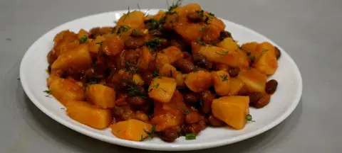 Постное рагу с фасолью и овощами с томатной пастой